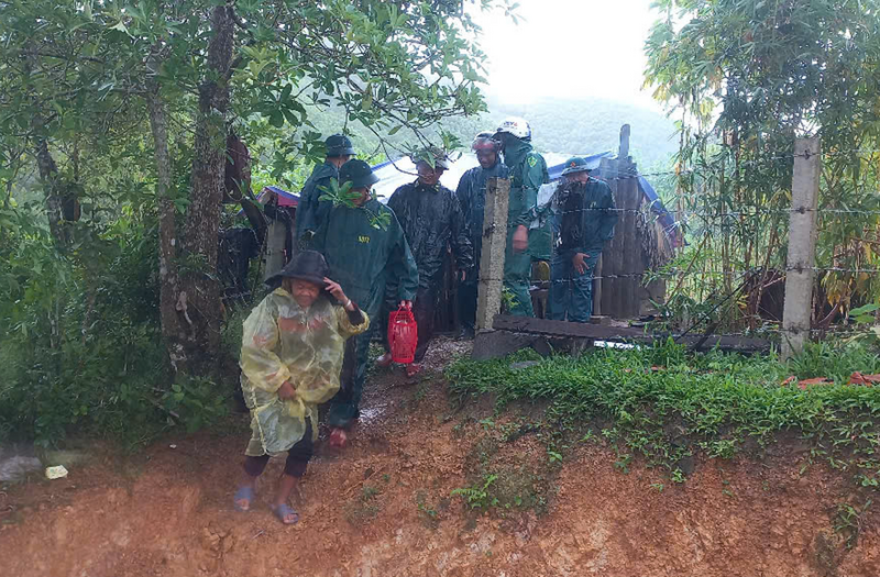 Theo Trung tâm Dự báo khí tượng thủy văn quốc gia, hồi 16h ngày 28/9, vị trí tâm bão số 10 khoảng 17.4 độ Vĩ Bắc; 107.7 độ Kinh Đông, cách Bắc Quảng Trị khoảng 120km về phía Đông. Sức gió mạnh nhất cấp 12 (118-133km/h), giật cấp 15. Trong 3 giờ tới, bão di chuyển theo hướng Tây Tây Bắc, tốc độ khoảng 20-25km/h. Ảnh: Đoàn Tiệp