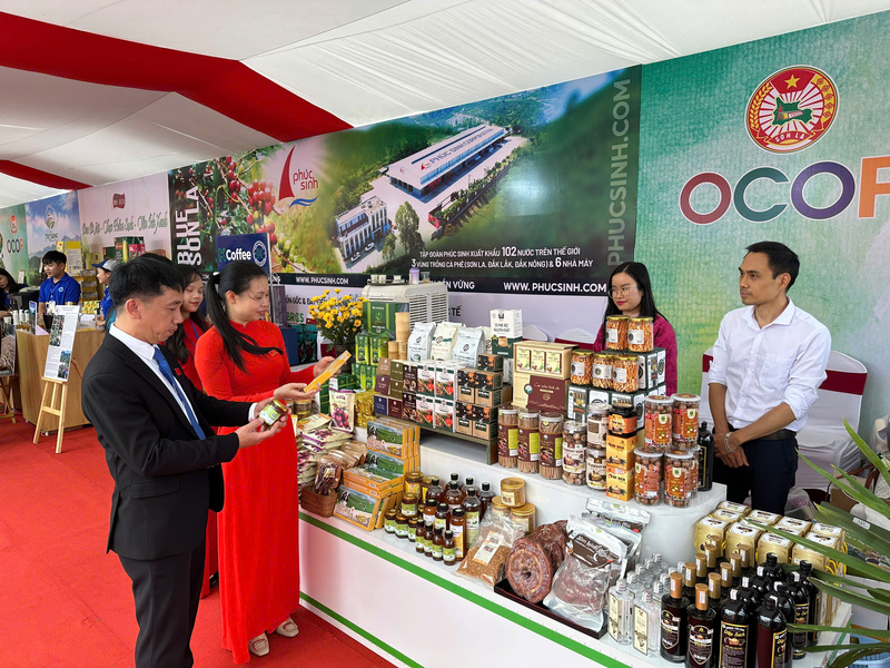 Các đại biểu tham quan gian hàng của trưng bày, quảng bá các sản phẩm OCOP