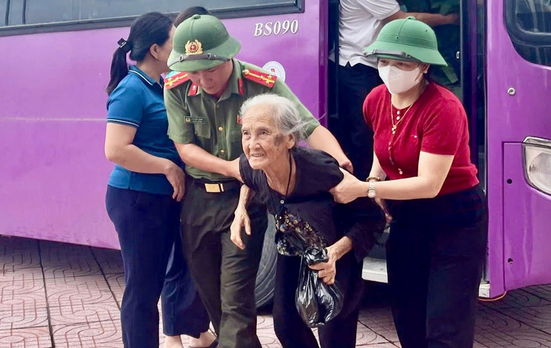 Tính đến trưa 28/9, Hà Tĩnh đã tổ chức sơ tán được hơn 5.800 hộ với hơn 12.500 người đến nơi an toàn. Lãnh đạo tỉnh Hà Tĩnh đang tiếp tục chỉ đạo để hoàn thành công tác sơ tán dân trước khi bão số 10 đổ bộ. Ảnh: Công an Hà Tĩnh