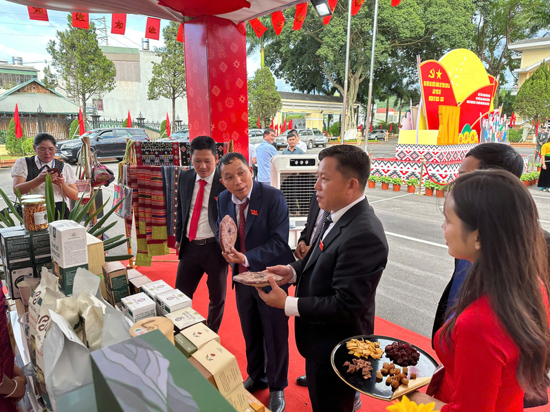 Các đại biểu thưởng thức những đặc sản OCOP, mang đậm màu sắc của tỉnh Sơn La