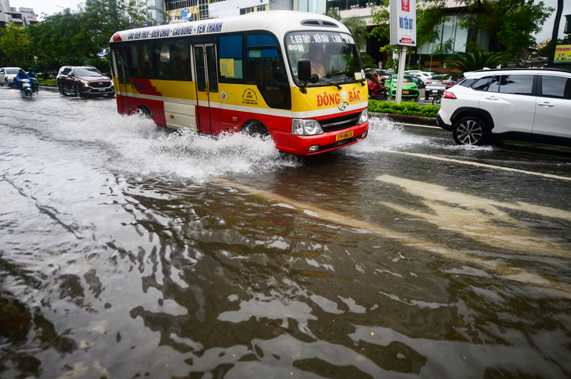 Anh Nguyễn Văn Thỏa (sống trên đường Lê Nin), chia sẻ với giọng mệt mỏi: "Tôi đã phải dắt bộ hơn 2 cây số từ nhà đến cơ quan. Xe máy bị chết máy ngay khi vừa ra khỏi nhà. Mưa lớn quá, nước lên nhanh khủng khiếp, nếu tiếp tục thế này chắc chắn nước sẽ vào nhà”.