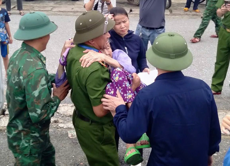 Trong ảnh là cụ bà ở phường Sông Trí được lực lượng công an giúp đỡ sơ tán đến nơi an toàn. Ảnh: Công an Hà Tĩnh