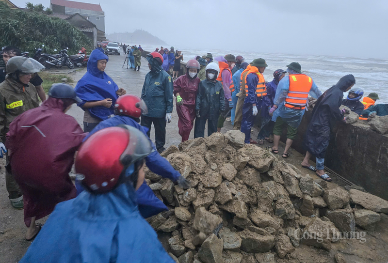Dự báo trong 3h tới, bão di chuyển theo hướng Tây Tây Bắc, tốc độ khoảng 20-25 km/h.