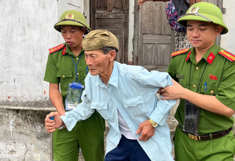 Công tác di dời người dân được tổ chức hết sức gấp rút. Ảnh: Công an Hà Tĩnh