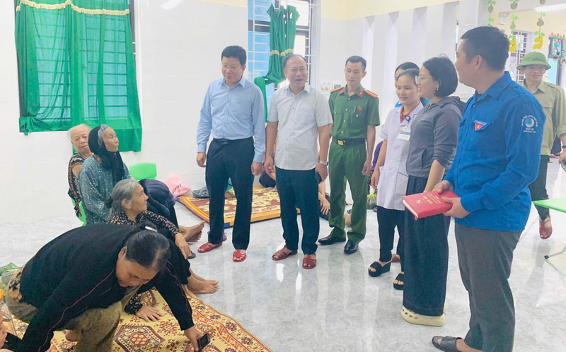 Người dân di tản tránh trú bão được cung cấp nhu yếu phẩm đầy đủ. Ảnh: Công an Hà Tĩnh