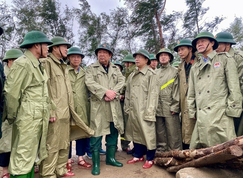 Thượng tướng Huỳnh Chiến Thắng cùng đoàn công tác Bộ Quốc phòng kiểm tra công tác ứng phó bão số 10 tại tỉnh Hà Tĩnh. Ảnh: Phúc Sơn