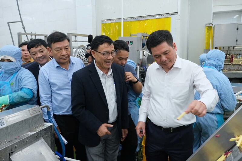Ngày 11/9/2025, Bộ trưởng Bộ Công thương Nguyễn Hồng Diên cùng đoàn công tác có buổi làm việc với Công ty Cổ phần Viên Sơn, doanh nghiệp hoạt động trong lĩnh vực chế biến, xuất khẩu nông sản tại xã Hiệp Thạnh, tỉnh Lâm Đồng.