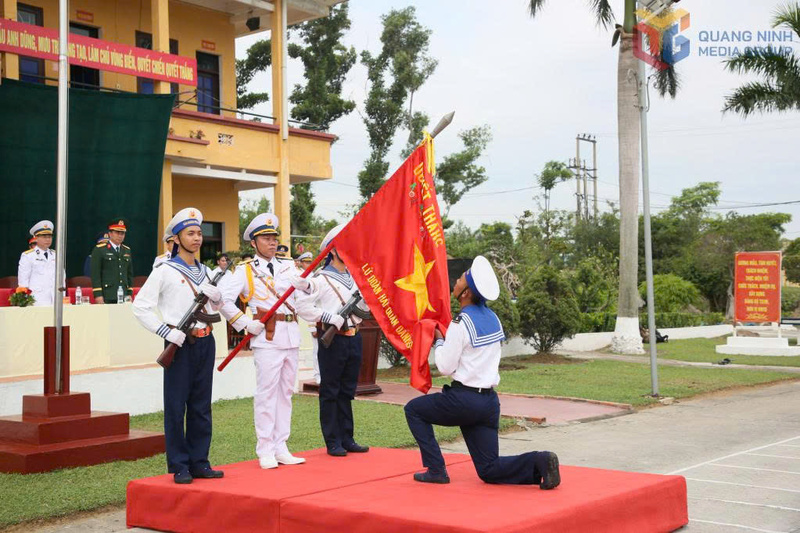 Chiến sĩ mới Lữ đoàn 147, Vùng 1 Hải quân thực hiện nghi thức tuyên thệ dưới quân kỳ.