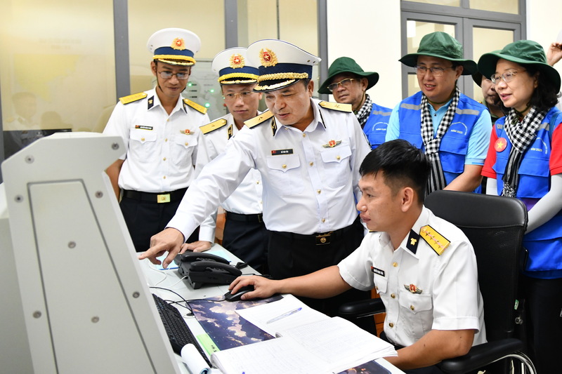 Chuẩn Đô đốc Đỗ Văn Yên, Phó Chính ủy Hải quân cùng lãnh đạo đoàn đại biểu TP. Hồ Chí Minh kiểm tra Trung đoàn 551, Vùng 5 Hải quân.