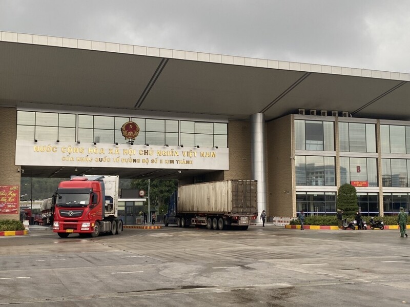 Hoạt động giao thương Việt Nam-Trung Quốc qua các cửa khẩu diễn ra sôi động. Ảnh minh hoạ