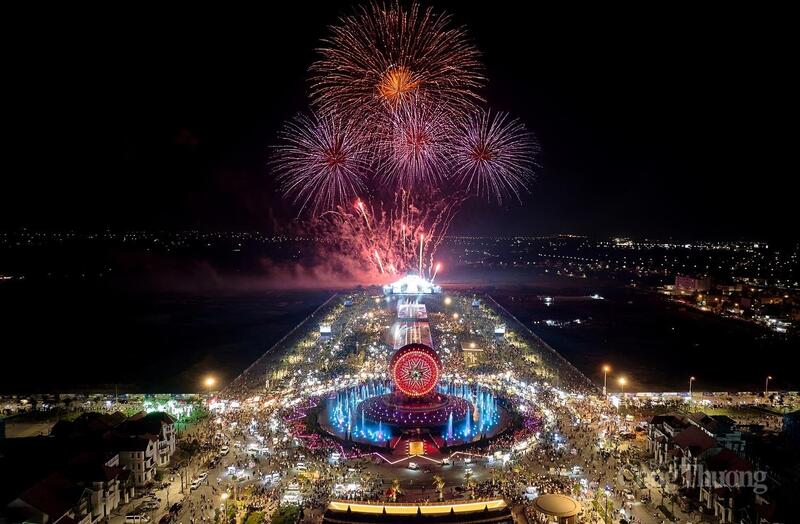Pháo hoa rực sáng cả bầu trời Ninh Bình.
