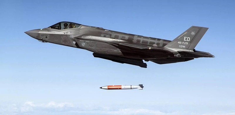 F-35 sở hữu thiết kế tối ưu hóa khả năng tàng hình trước radar, kết hợp vật liệu hấp thụ sóng điện từ và hình dáng khí động học hạn chế tiết lộ tín hiệu. Ảnh: U.S. Air Force.