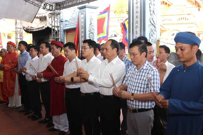 Các đại biểu thực hiện nghi lễ dâng hương. Ảnh: Liêm Đoàn