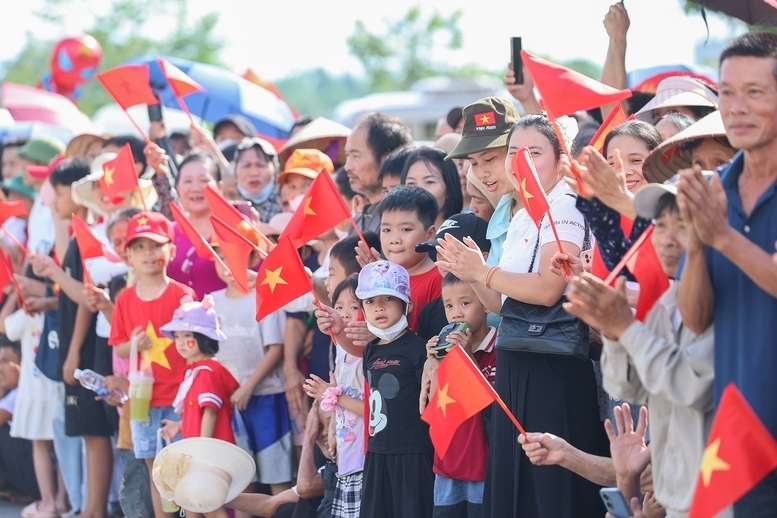 Người dân Phú Thọ dự khánh thành cầu Phong Châu mới - Ảnh: VGP/Nhật Bắc