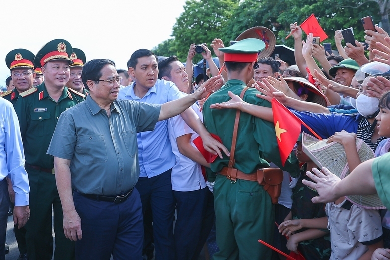 Người dân Phú Thọ chào đón Thủ tướng và các đại biểu trong lễ khánh thành cầu Phong Châu mới - Ảnh: VGP/Nhật Bắc