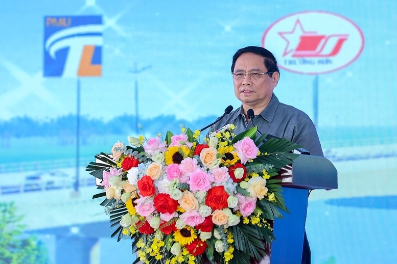 Nhấn mạnh đây là nhịp cầu nối liền và gắn kết giữa nhân dân với Đảng, Nhà nước và quân đội, Thủ tướng yêu cầu phải khai thác cây cầu thực sự hiệu quả, "xứng đáng với mong mỏi và những giọt nước mắt của người dân" - Ảnh: VGP/Nhật Bắc.