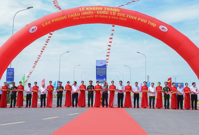 Thủ tướng Phạm Minh Chính và các đại biểu thực hiện nghi thức cắt băng khánh thành cầu Phong Châu - Ảnh: VGP/Nhật Bắc.
