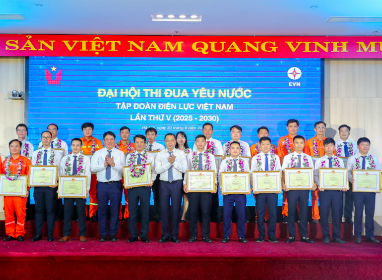 Các tập thể, cá nhân ngành điện được vinh danh trong Đại hội Thi đua yêu nước EVN (tháng 6 năm 2025).