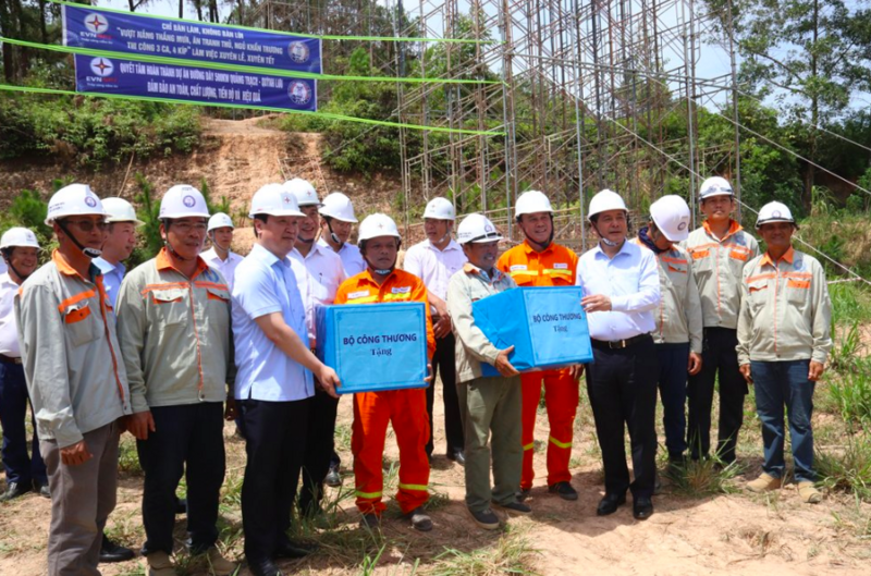 Bộ trưởng Bộ Công Thương Nguyễn Hồng Diên tặng quà động viên các cán bộ, công nhân thi công đường dây 500kV mạch 3.