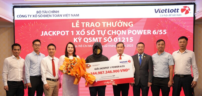 Anh N.P nhận giải Jackpot 1 xổ số tự chọn Power 6/55 với giá trị giải thưởng hơn 344 tỷ đồng.