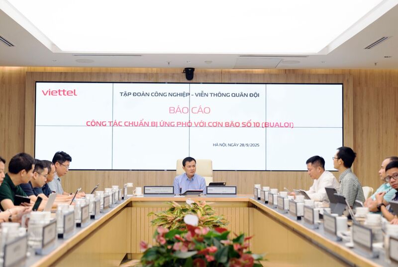 Ban lãnh đạo Tập đoàn Viettel họp ứng phó bão số 10. Ảnh: VT