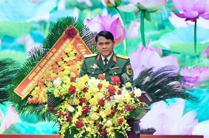Trung tá Nguyễn Ngọc Ba báo cáo điển hình tiên tiến tại Đại hội Thi đua Quyết thắng toàn quân 2025. Ảnh: Minh Trang