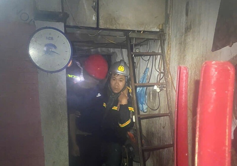 Lực lượng cứu nạn, cứu hộ giải cứu người dân ra khỏi căn nhà bị mắc kẹt. Ảnh: Công an Nghệ An