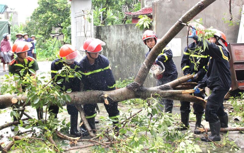 Lực lượng chức năng tỉnh Ninh Bình khắc phục hậu quả mưa bão trên địa bàn. Ảnh: Công an Ninh Bình.