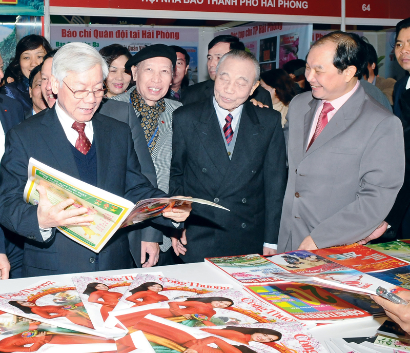 Tổng Bí thư Nguyễn Phú Trọng thăm gian hàng của Báo Công Thương tại Hội Báo xuân 2015. Ảnh: Cấn Dũng