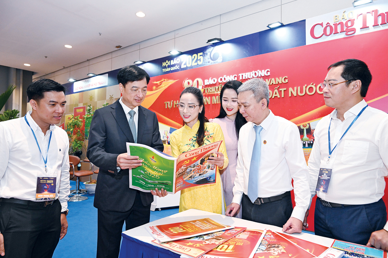 Chủ nhiệm Ủy ban Kiểm tra Trung ương Nguyễn Duy Ngọc đọc ấn phẩm của Báo Công Thương (tháng 6/2025)