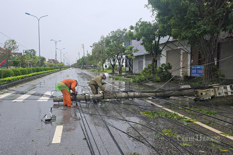 "Công ty Điện lực Hà Tĩnh đang rà soát, lên phương án khắc phục hậu quả do cơn bão số 10 gây ra", lãnh đạo Công ty Điện lực Hà Tĩnh chia sẻ thêm.