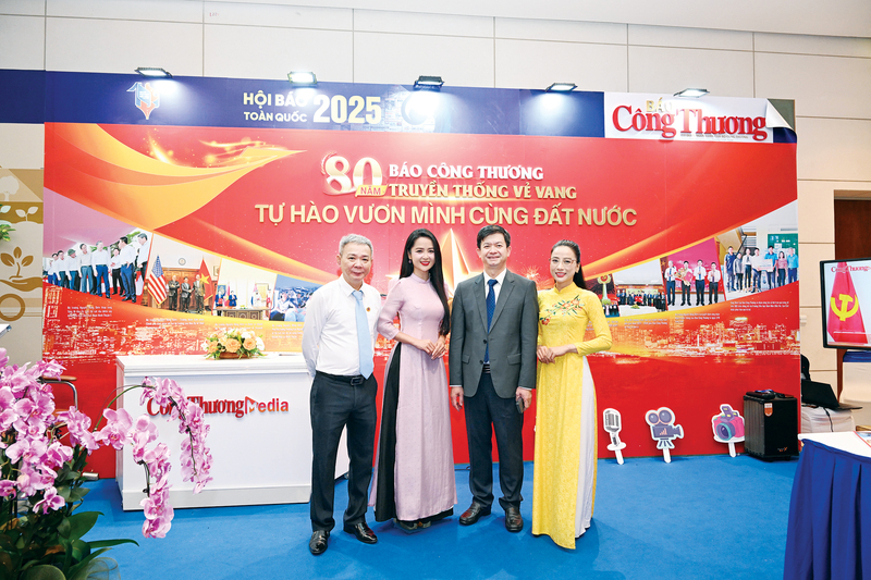 Tổng Thư ký Quốc hội, Chủ nhiệm Văn phòng Quốc hội Lê Quang Tùng thăm gian hàng Báo Công Thương tại Hội báo toàn quốc 2025