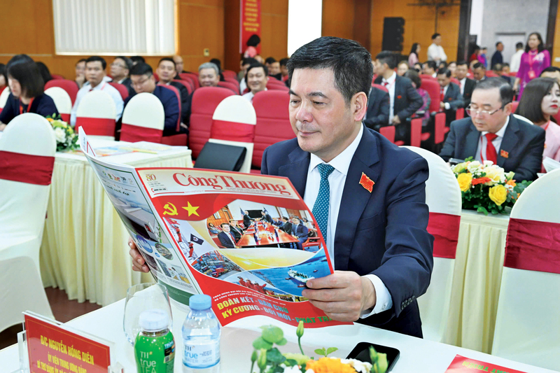 Bộ trưởng Nguyễn Hồng Diên đọc ấn phẩm đặc biệt của Báo Công Thương chào mừng Đại hội đại biểu Đảng bộ Bộ Công Thương lần thứ I, nhiệm kỳ 2025 - 2030