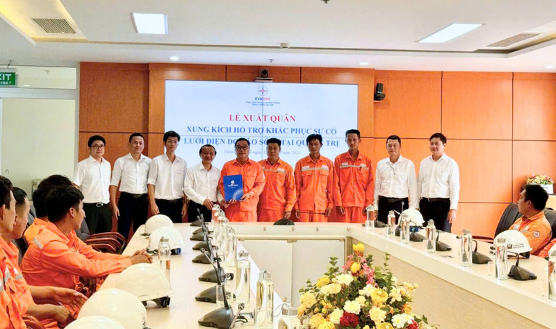 Ban Giám đốc Công ty và Ban Thường vụ Công đoàn Công ty động viên tập thể đội xung kích. Ảnh: D. Huyền