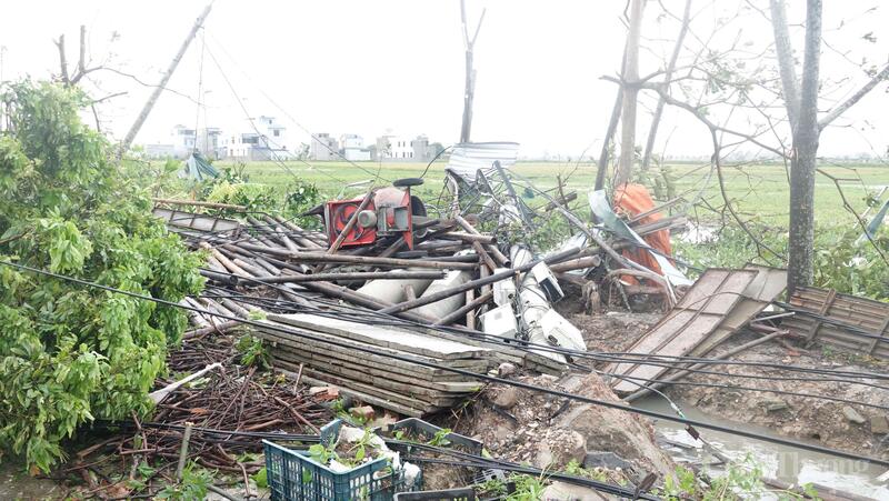 Hàng loạt cột điện, trụ điện khác cũng không chịu nổi sức mạnh của cơn giông lốc