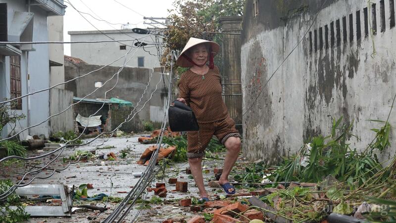 Người dân len lỏi trong đống đổ nát, chờ hiện trường được lực lượng chức năng thu dọn