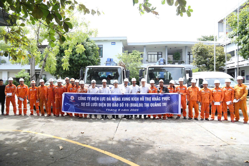 Ngay trong sáng 29/9, Đội xung kích Công ty Điện lực Đà Nẵng xuất quân lên đường ra hỗ trợ điện lực Quảng Trị khắc phục sự cố lưới điện. Ảnh: Bình An