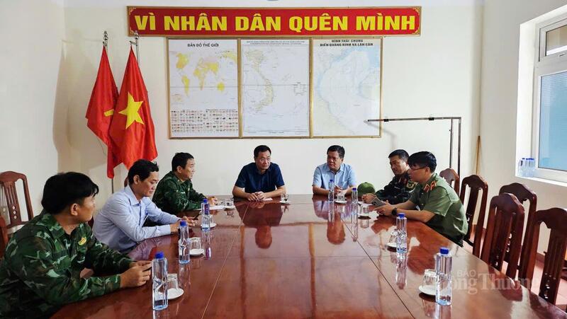 Lãnh đạo tỉnh Quảng Trị hội ý các lực lượng vũ trang tìm phương án ứng cứu 9 ngư dân bị mất tích.