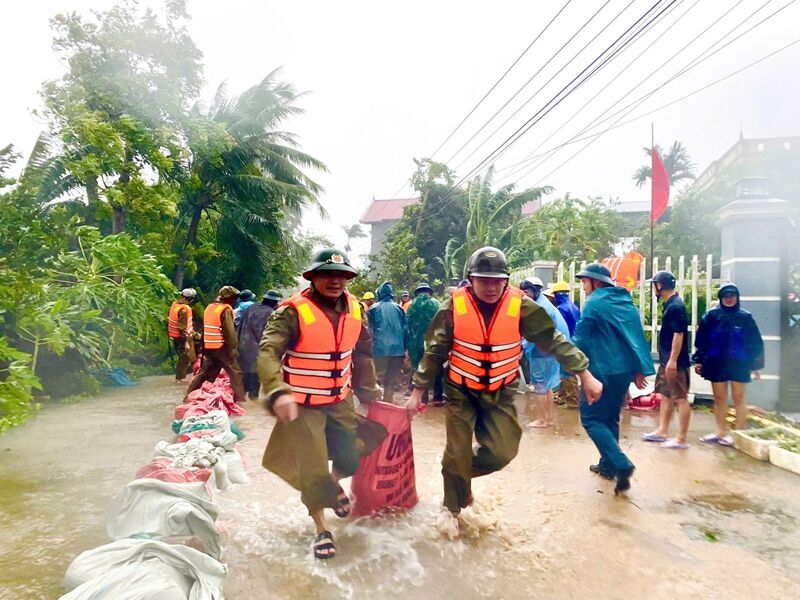 Công an phường Sầm Sơn phối hợp với các lực lượng tại chỗ giúp dân khắc phục hậu quả ngập lụt. Ảnh: CATH.