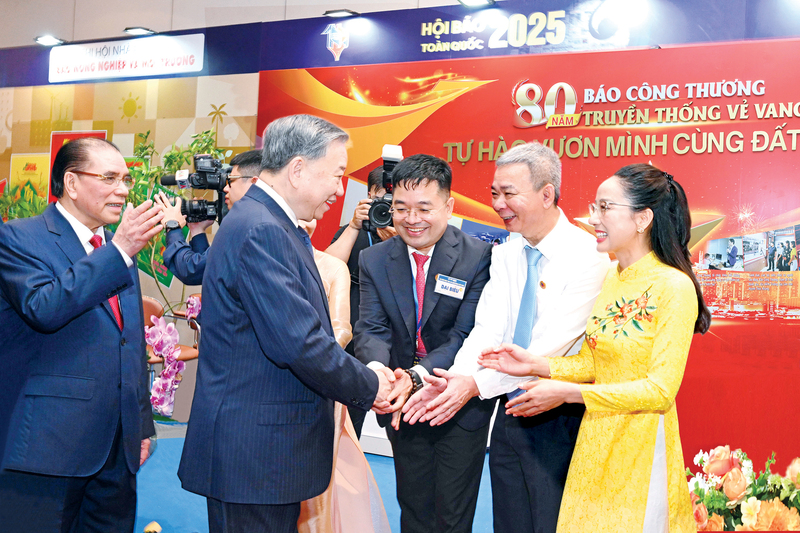Tổng Bí thư Tô Lâm chúc mừng và động viên những người làm báo ngành Công Thương tại Hội báo toàn quốc năm 2025. Ảnh: Cấn Dũng