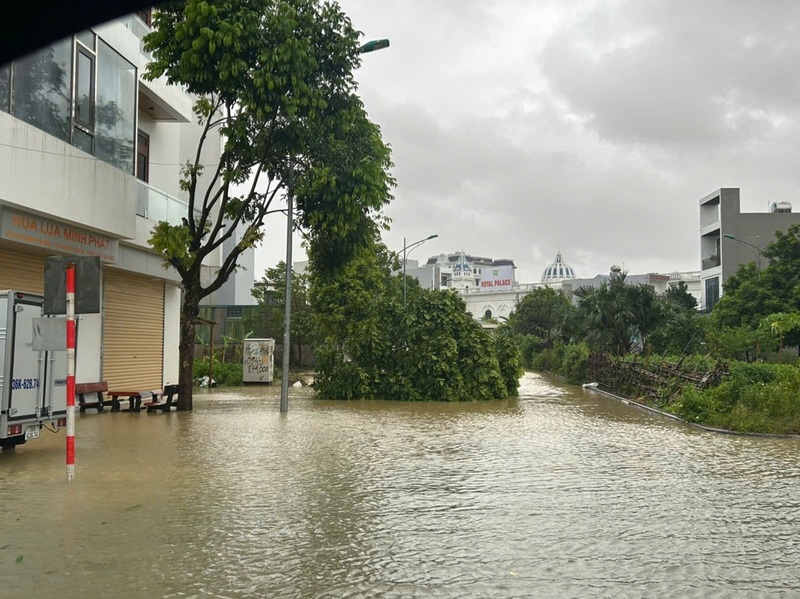 Tuyến đường Đồng Lễ, phường Hạc Thành, tỉnh Thanh Hóa ngập sâu trong nước. Ảnh: Hoàng Minh