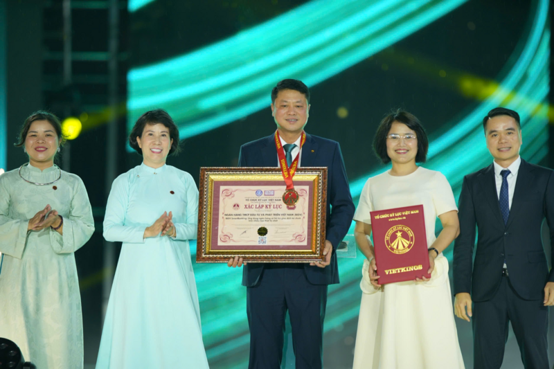 Đại diện Ban Lãnh đạo Tổ chức Kỷ lục Việt Nam (VietKings) trao bằng xác lập kỷ lục đến đại diện Ban Lãnh đạo BIDV