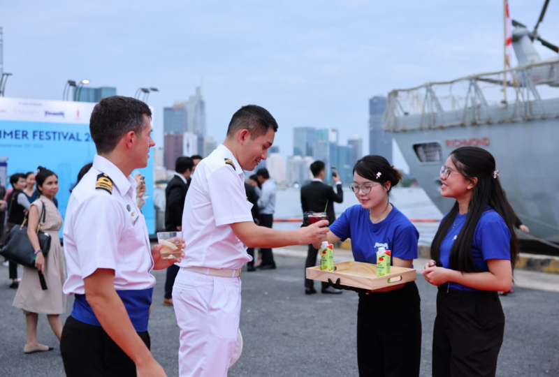 "Đắt khách” không kém là những ly mocktail của nhà Vinamilk. Các sản phẩm nước ép từ những loại trái cây nhiệt đới được biến tấu theo những công thức độc đáo để giữ trọn hương vị tươi mát, trở thành dư vị khó quên trong lòng thực khách quốc tế (Ảnh: Nguyễn Hoàng).