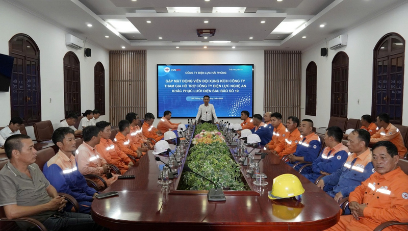 Ông Nguyễn Hữu Hưởng biểu dương và động viên đoàn trước khi xuất phát