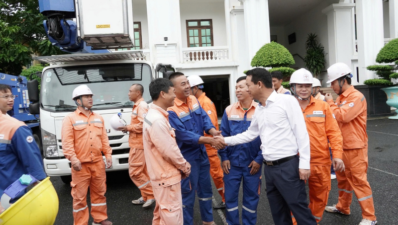 Ông Nguyễn Hữu Hưởng bắt tay tiễn Đội xung kích trước khi lên đường vào Nghệ An hỗ trợ khắc phục sự cố lưới điện do bão số 10 gây ra.