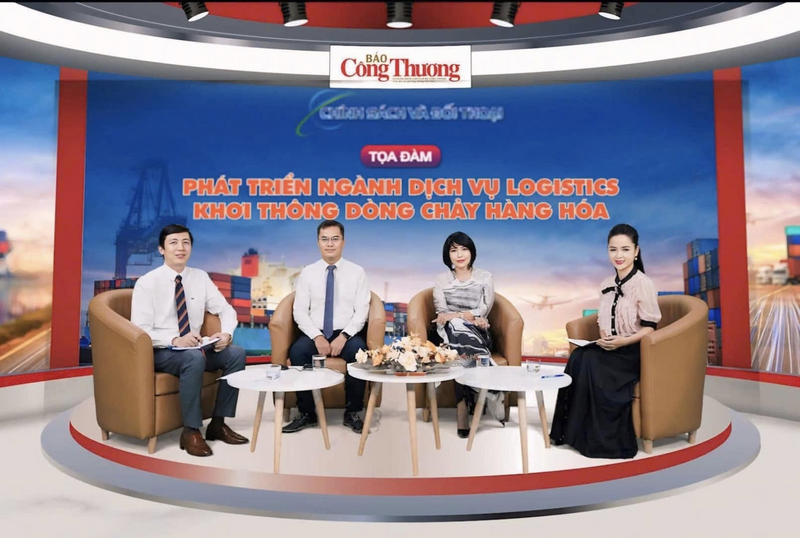 Chị Mai Linh (thứ 2 từ phải sang) dự toạ đàm Phát triển ngành dịch vụ logistics - Khơi thông dòng chảy hàng hoá do Báo Công Thương tổ chức. Ảnh: NVCC