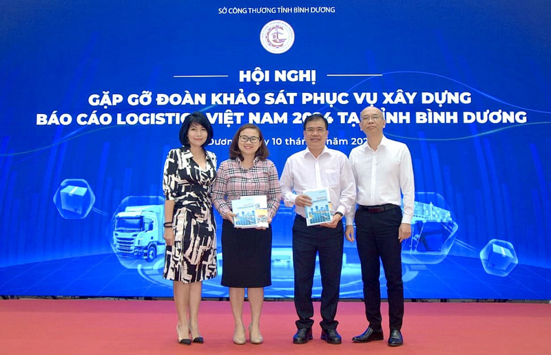 Chị Mai Linh (ngoài cùng bên trái) tại hội nghị Gặp gỡ đoàn khảo sát phục vụ xây dựng Báo cáo Logistics Việt Nam năm 2024 tại Bình Dương (Ảnh: NVCC)