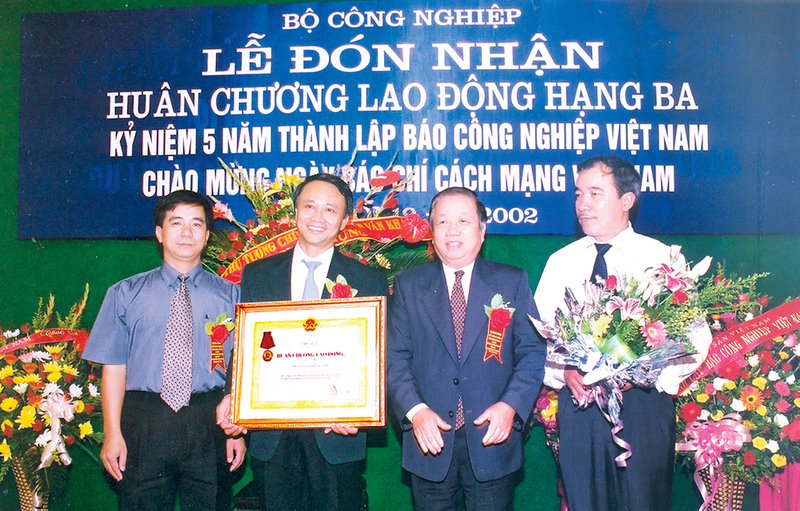 Báo Thương mại và Báo Công nghiệp (tiền thân của Báo Công Thương) đón nhận phần thưởng cao quý do Nhà nước trao tặng