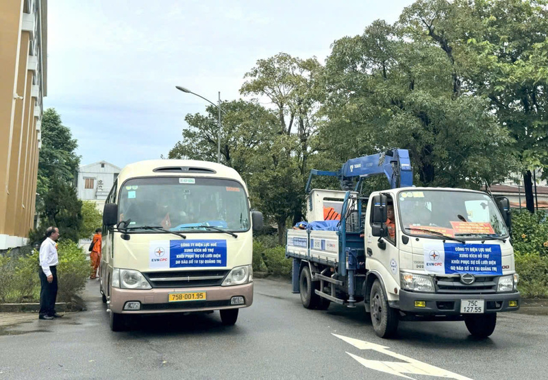 Sẵn sàng trang thiết bị, máy móc, vật tư... lên đường hỗ trợ ngành điện Quảng Trị. Ảnh: D. Huyền