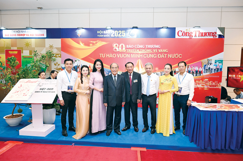 Đồng chí Nguyễn Sinh Hùng - nguyên Chủ tịch Quốc hội Việt Nam và đồng chí Nguyễn Văn Hùng - Bộ trưởng Bộ Văn hóa, Thể thao và Du lịch chụp ảnh lưu niệm cùng cán bộ, phóng viên Báo Công Thương